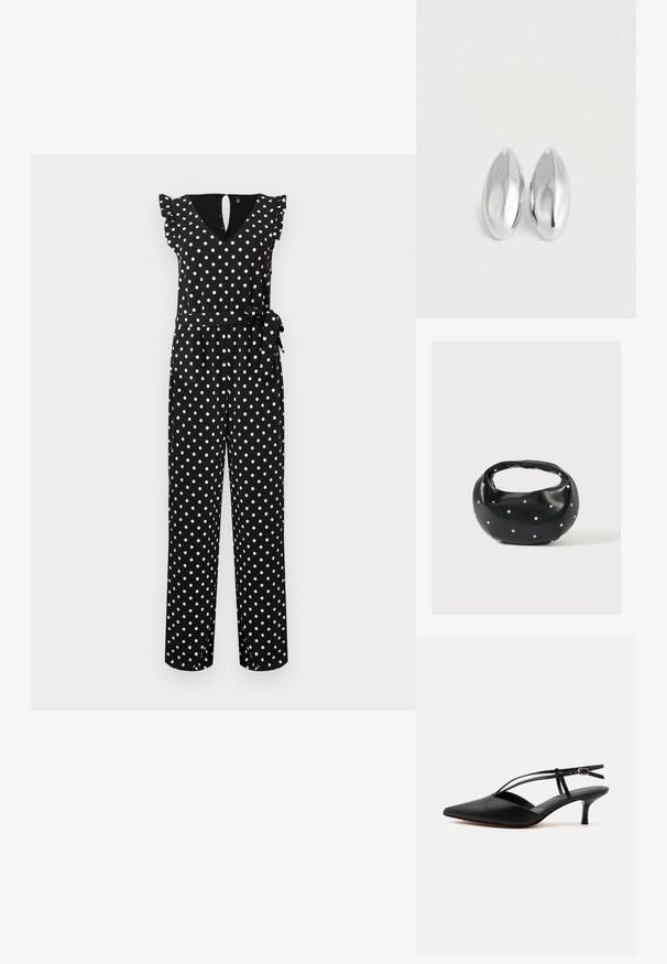 Combinaison noire sans manches à pois blancs, col en V, épaules volantées et ceinture nouée à la taille.; Escarpin noir en cuir à bout pointu avec petit talon kitten, fine bride de cheville avec boucle, design slingback, sur un fond uni clair.; Sac à main en cuir noir de forme arrondie, décoré de clous argentés et équipé d'une poignée courte. Texture lisse et fermeture éclair.; Paire d'objets ovales en argent luisant et lisse disposés côte à côte sur un fond blanc uni.