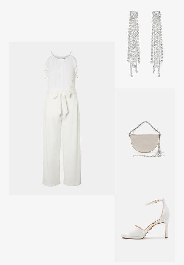 Hvid jumpsuit med rynket halsudskæring og bred ben-design, med et stofbælte bundet i taljen. Glat tekstur og elegant silhuet.; Hvid højhælet sandal med ankelrem og åben tå, med en tynd gylden spænde og en slank stiletthæl.; Halvmåne clutch taske i beige satin med en glitrende sølv kædestrop og frynse detaljer. Glat tekstur med minimalistisk design.; Lange sølvøreringe med en række klare, facetterede krystaller i kaskadeformede strenge med varierende længder og former.