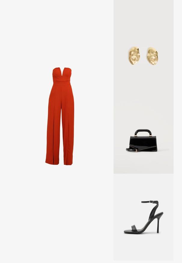 Combinaison rouge avec un décolleté en V profond, sans bretelles, coupe à jambes larges et fentes à l'avant ; fabriquée à partir d'un tissu lisse et léger.; Sandale à talons hauts noire avec une fine sangle au niveau de la cheville et deux bandes à l'avant. Fabriquée en cuir lisse avec un bout pointu élégant et un talon aiguille.; Sac à main rectangulaire noir brillant avec poignée supérieure, ferrures dorées et bandoulière amovible, posé sur un fond clair uni.; Paire de boucles d'oreilles en métal doré brillant, de forme irrégulière, avec une surface froissée et lisse sur un fond clair uni.