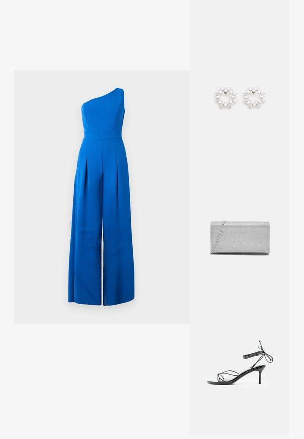 En-shoulder blå jumpsuit med en tætsiddende bodice, brede plisserede bukser og glat tekstur. Fremstillet af et let stof.; Sort højhælet sandal med tynde stropper omkring anklen og en mellemhøj stilethælt på en hvid baggrund.; Sølvmetallic clutchtaske med vævet netdesign, rektangulær form og en kædestrop til at bære. Glat tekstur og poleret finish.; Cirkulære øreringe lavet af metal, prydet med flere klare, facetterede sten arrangeret i et funkende mønster. Farveløse og reflekterende.