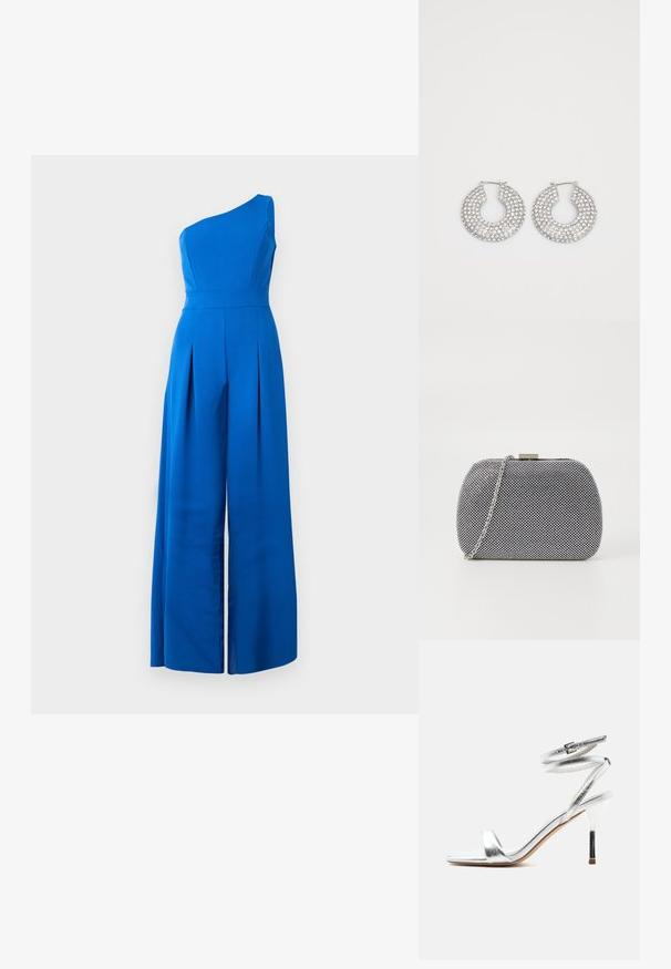 En-shoulder blå jumpsuit med en tætsiddende bodice, brede plisserede bukser og glat tekstur. Fremstillet af et let stof.; Sølv højhællet sandal med ankelremme og en tynd stilethæl, vist fra siden på en hvid baggrund.; Sorte og hvide teksturerede clutch-taske med rund form, sølvfarvet kædetrækt, og en metalspænde på toppen.; Sølvøreringe med flere klare krystaludsmykninger, med en struktureret overflade og et åbent rundt design.