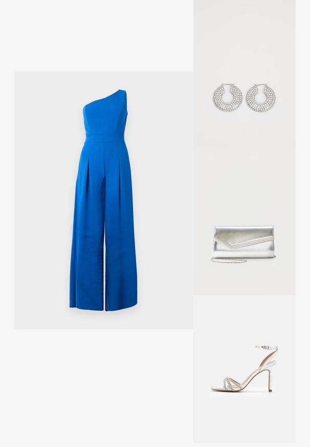En-shoulder blå jumpsuit med en tætsiddende bodice, brede plisserede bukser og glat tekstur. Fremstillet af et let stof.; Sølv højhælede sandaler med flere stropper, der har rhinsten og åbent tådesign samt ankelspænde. Glat metallisk finish.; Skinnende sølv clutch taske med kuvertlåg og dekorativ kant, lille sølvkæde, på ensartet lys baggrund.; Sølvøreringe med flere klare krystaludsmykninger, med en struktureret overflade og et åbent rundt design.