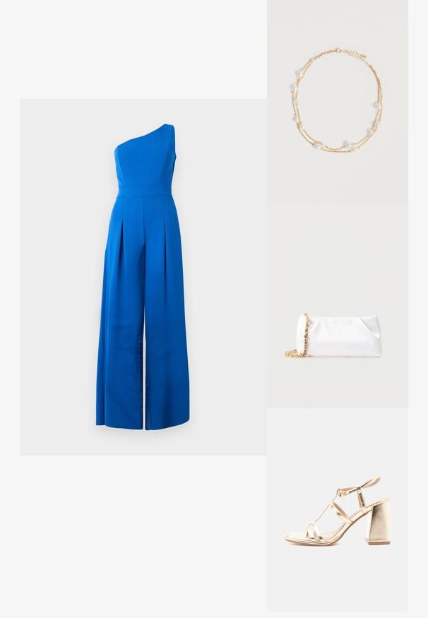 Jumpsuit bleu à une épaule avec un corsage ajusté, un pantalon large plissé et une texture lisse. Fabriqué à partir d'un tissu léger.; Sandale à talon haut à lanières dorées avec talon bloc épais et bride à la cheville sur un fond clair uni.; Pochette souple blanche avec bandoulière chaîne dorée ornée de pierres précieuses transparentes, sur fond gris clair uni.; Collier délicat à double chaîne en or avec de petites perles blanches espacées régulièrement sur un fond clair uni.