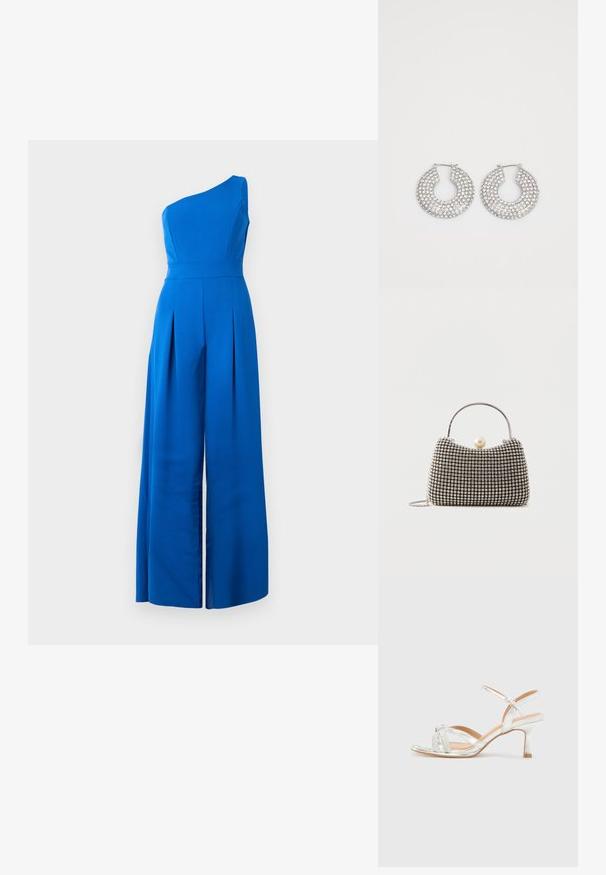 En-shoulder blå jumpsuit med en tætsiddende bodice, brede plisserede bukser og glat tekstur. Fremstillet af et let stof.; Sølvhælede sandaler har et krydsdesign med glitrende detaljer, smalle stropper og en tynd hæl. Glat metallisk overflade og beige sål.; Lille håndtaske med sølv gittermønster, buet håndtag, stor perle lukning og en tynd sølvkæde strop på en ensfarvet baggrund.; Sølvøreringe med flere klare krystaludsmykninger, med en struktureret overflade og et åbent rundt design.