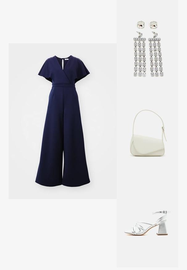 WAL G. BETTY WRAP - Overal - navy blue; Strieborné sandále s remienkami, blokovým podpätkom a remienkom s prackou na členku, otvorenou špičkou a hladkou podrážkou na bielom pozadí.; Biela kabelka z umelého kože so štruktúrovaným trojuholníkovým tvarom, jedným nastaviteľným popruhom a prekrytím so zakriveným akcentom.; Náušnice s krištáľovým kvapkovým dizajnom a striebornými kovovými prvkami, s plošným štvorcovým náušnicovým zámkom a kaskádou radov obdĺžnikových a osmičkových krištáľov.