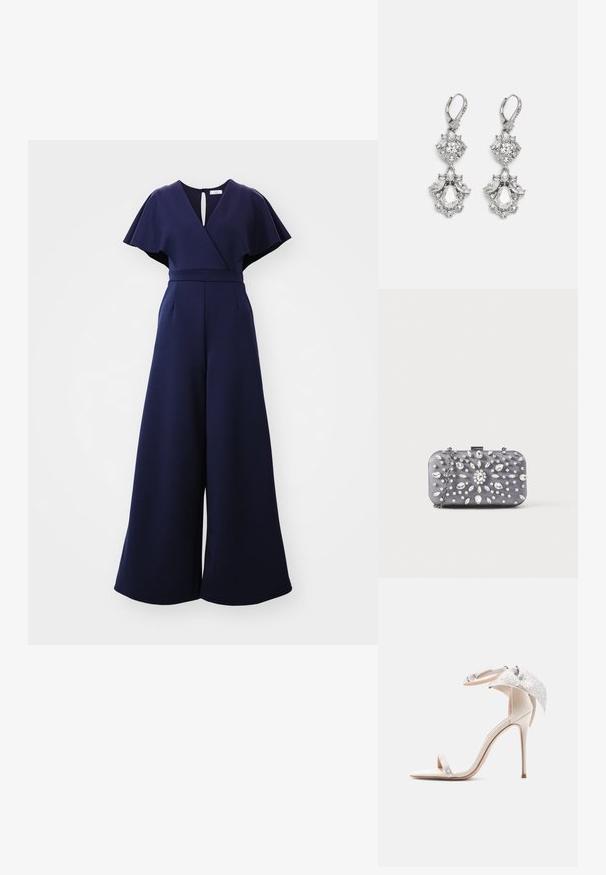 WAL G. BETTY WRAP - Ολόσωμη φόρμα - navy blue; Μπεζ σανδάλι με τακούνι, διακοσμημένο με λαμπερό φιόγκο, ανοιχτή μύτη, λεπτό λουράκι στον αστράγαλο και λεπτό τακούνι στιλέτο· με λεία υφή και μινιμαλιστικό σχεδιασμό.; Μικρό ορθογώνιο σκούρο γκρι τσαντάκι χειρός στολισμένο με διαυγή στρας σε ακτινωτό σχέδιο και ασημένια αλυσίδα ιμάντα.; Ασημένια σκουλαρίκια με πολλαπλά διαυγή κρύσταλλα σε σχήματα σταγόνας και μαρκαρίσματος, με κλείσιμο τύπου lever-back και περίπλοκες λεπτομέρειες.