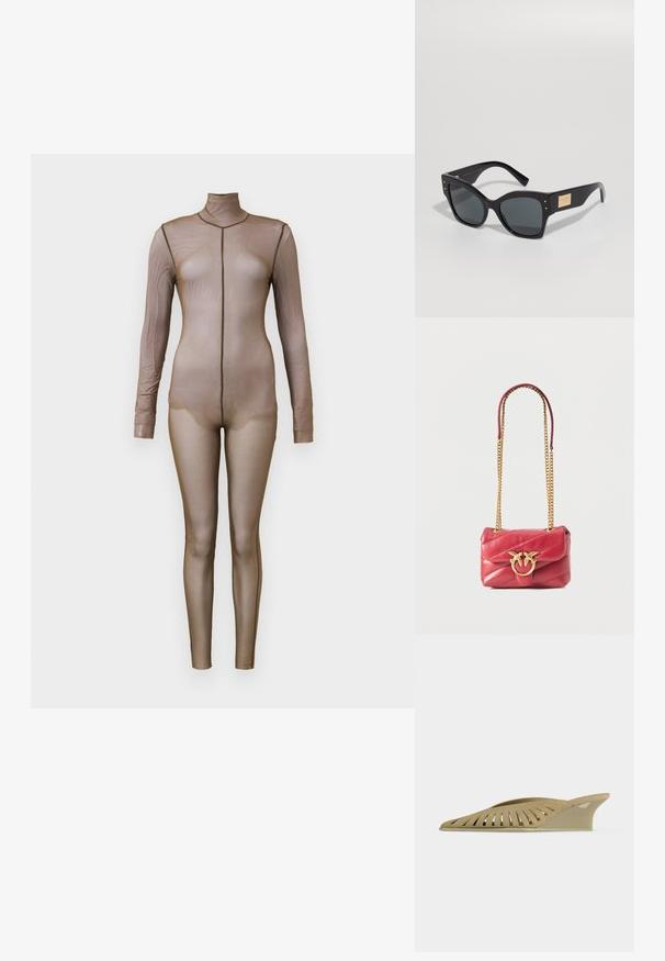 Brauner Mesh-Body mit langen Ärmeln und einem Mockneck. Verfügt über ein nahtloses Design mit einer figurbetonten Silhouette und minimalen Nähten.; Beige Keil-Mule mit Cutout-Design an der Seite, mit spitzer Zehe und niedrigem Absatz.; Schwarze übergroße Sonnenbrille mit grauen Gläsern, ausgestattet mit einem dicken Kunststoffrahmen, metallischen Akzenten und einer Logo-Platte an der Außenseite.; Rote gesteppte Leder-Umhängetasche mit goldener Kettenriemen und dekorativem goldenen Verschluss mit zwei Vögeln.