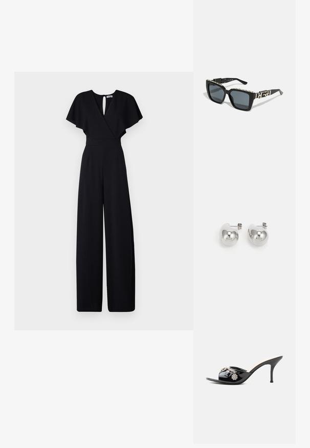 Sort jumpsuit med bred bendesign, korte flæseærmer og v-udskæring. Har en nøglehulslukning bagpå og en tætsiddende talje for et strømlinet look.; Sort laklæder højt hælet mule med åben tå og dekorative sølvcharme inklusive en blomst og hængelås på frontstroppen.; Sorte rektangulære solbriller med mørke linser og en tyk ramme. Siderne har et metallic kædedesign med guldfarvede detaljer.; Sølvdroppøreringe med runde, reflekterende overflader; minimalistisk design med glat tekstur og subtilt brandingdetalje.