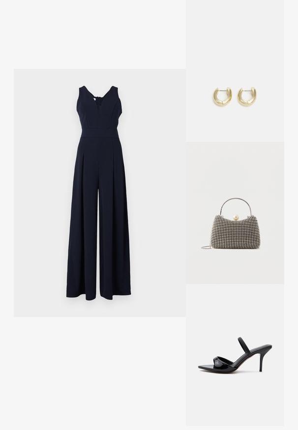 Marine jumpsuit met een diepe V-hals, mouwloos ontwerp en brede geplooide benen. Gemaakt van gladde, lichtgewicht stof met een rits aan de achterkant.; Zwarte sandaal van lakleer met een smalle naaldhak, vierkante neus en een dunne band over de wreef, getoond op een witte achtergrond.; Kleine handtas met zilverkleurig rasterpatroon, gebogen handvat, grote parel sluiting en een dunne zilveren kettingriem op een effen achtergrond.; Gouden hoepeloorbellen met een gladde, gepolijste afwerking. Beschikken over een halve cirkelvorm en een veilige postsluiting.