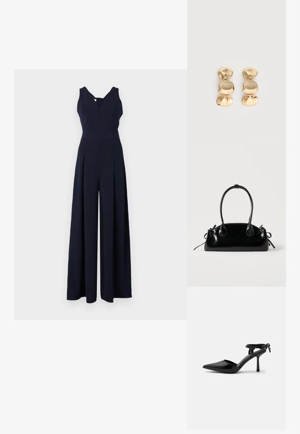 Marineblauer Jumpsuit mit tiefem V-Ausschnitt, ärmellosem Design und weit geschnittenen, plissierten Beinen. Hergestellt aus glattem, leichtem Stoff mit einem Reißverschluss auf der Rückseite.; Schwarzer Lackleder-Pumps mit spitzer Zehenpartie und Knöchelriemen, hinten zu einem Knoten gebunden, gezeigt auf weißem Hintergrund.; Kleine schwarze glänzende Handtasche mit zwei langen Griffen und seitlichen Kordelzug-Details vor einfachem hellem Hintergrund.; Ohrhänger in Goldoptik mit drei unregelmäßigen, glatten, abgerundeten Segmenten, die vertikal auf einem schlichten, hellen Hintergrund gestapelt sind.