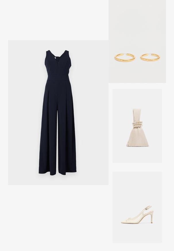 Marine jumpsuit med dyb V-udskæring, ærmeløs design og brede plisserede ben. Fremstillet af glat, let stof med lynlås i ryggen.; Kremfarvet højhælet slingback-sko med spids tå, lille sløjfedetalje og justerbar rem med spænde på ensfarvet baggrund.; Lille plisseret beige håndtaske med et knyttet håndtag og tre runde perlearmbånd viklet omkring midten.; Par mediumstore polerede guldøreringe med tynde trådlåse på en helt hvid baggrund.