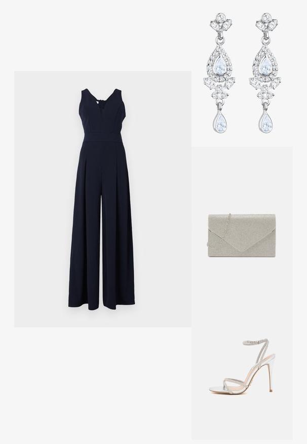 Marine jumpsuit med dyb V-udskæring, ærmeløs design og brede plisserede ben. Fremstillet af glat, let stof med lynlås i ryggen.; Sølv højhælede sandal med tynde stropper, prydet med rhinsten, og med et elegant design og spids tå.; Metallic sølv clutch taske med et kuvert-design, udsmykket med et struktureret mønster, der har en aftagelig kæde-strop.; Elli ANTIQUE DROP - Øreringe - weiß