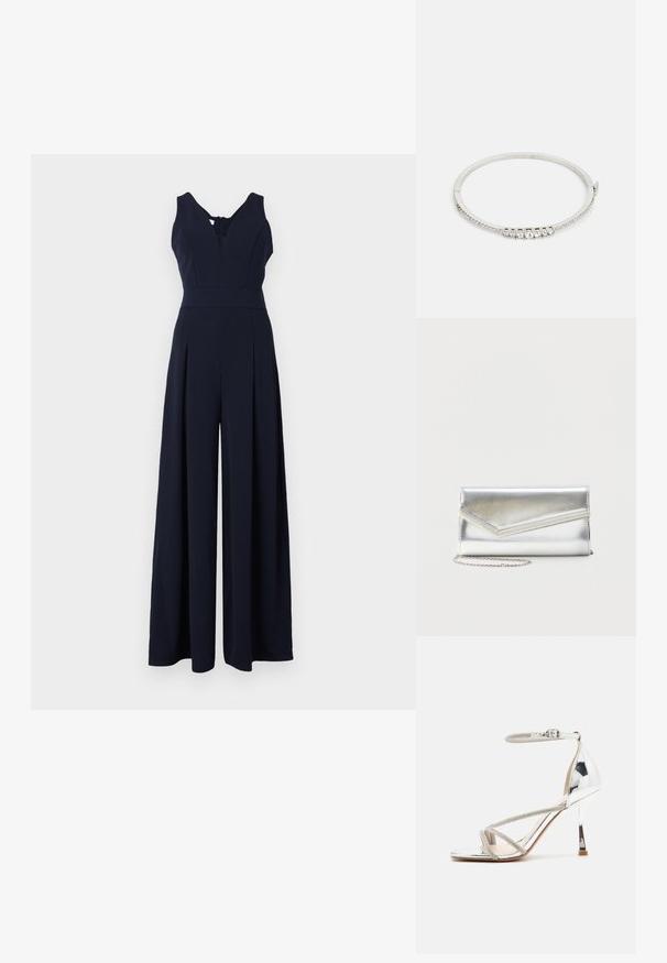 Marineblauer Jumpsuit mit tiefem V-Ausschnitt, ärmellosem Design und weit geschnittenen, plissierten Beinen. Hergestellt aus glattem, leichtem Stoff mit einem Reißverschluss auf der Rückseite.; Silberne High-Heels-Sandalen mit einem Riemen-Design, schimmerndem Material, Strassakzenten und einem schmalen Knöchelriemen. Quadratische Zehenpartie und polierter Absatz.; Glänzende silberne Clutch mit Umschlagklappe und dekorativem Besatz, kleiner silberner Kettenriemen, auf einfachem hellem Hintergrund.; Silberarmband mit einer glatten, polierten Oberfläche. Es hat eine Reihe von fünf klaren Kristallen und ein schlankes, offenes Design.