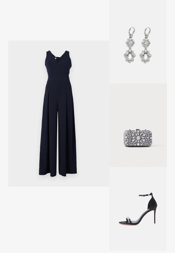 Marineblauer Jumpsuit mit tiefem V-Ausschnitt, ärmellosem Design und weit geschnittenen, plissierten Beinen. Hergestellt aus glattem, leichtem Stoff mit einem Reißverschluss auf der Rückseite.; Schwarze Satinsandalette mit hohem Absatz, dünnem Riemen, Knöchelschnalle und dekorativem Strassakzent am Zehenriemen.; Kleine rechteckige dunkelgraue Clutch, verziert mit klaren Strasssteinen in einem strahlenförmigen Muster und einem silbernen Kettenriemen.; Silberfarbene Ohrringe mit mehreren klaren Kristallgemmen in Tropfen- und Marquiseformen, mit Klappverschluss und kunstvollen Details.