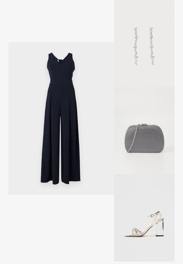 Marine jumpsuit met een diepe V-hals, mouwloos ontwerp en brede geplooide benen. Gemaakt van gladde, lichtgewicht stof met een rits aan de achterkant.; Zilveren hoge hak sandaal met blokhak, drie strassbandjes over de tenen en een verstelbare enkelband met gesp.; Zwart-witte textuur clutch tas met een ronde vorm, zilveren kettingband en een metalen sluiting aan de bovenkant.; Lange hangende zilveren oorbellen met meerdere rechthoekige heldere kristallen verticaal aan elkaar verbonden op een lichtgrijze achtergrond.