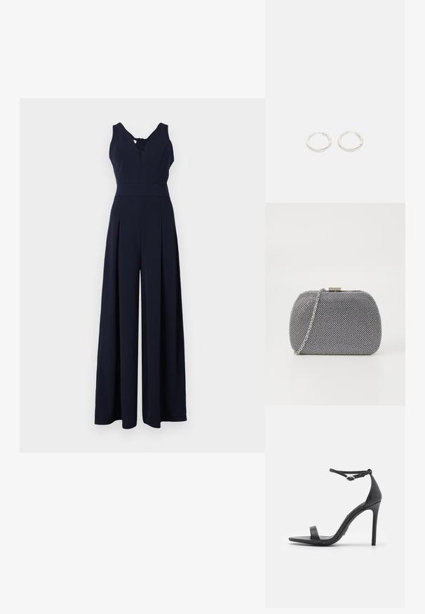 Marine jumpsuit med dyb V-udskæring, ærmeløs design og brede plisserede ben. Fremstillet af glat, let stof med lynlås i ryggen.; Sorte højhælede sandaler med åben tå, tynde stropper og spænde om anklen. Glat lædertekstur med spidse tådesign.; Sorte og hvide teksturerede clutch-taske med rund form, sølvfarvet kædetrækt, og en metalspænde på toppen.; Et par sølv hoopsøreringe med subtile graveringer, placeret på en ensfarvet hvid baggrund.