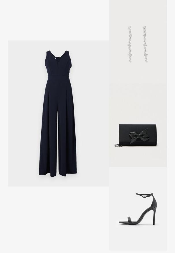 Marineblauer Jumpsuit mit tiefem V-Ausschnitt, ärmellosem Design und weit geschnittenen, plissierten Beinen. Hergestellt aus glattem, leichtem Stoff mit einem Reißverschluss auf der Rückseite.; Schwarze High Heels Sandalen mit offener Zehe, dünnen Riemen und Knöchelverschluss. Glatte Ledertextur mit spitzem Zehendesign.; Schwarze Clutch mit Satin-Finish, verziert mit einer strukturierten metallischen Schleife. Mit einer Kettenriemen für vielseitige Tragemöglichkeiten.; Lange hängende silberne Ohrringe mit mehreren rechteckigen klaren Kristallen, die vertikal auf einem hellgrauen Hintergrund verbunden sind.