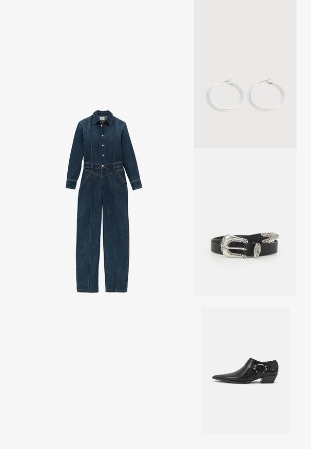 Donkerblauwe denim jumpsuit met lange mouwen, knoopsluiting aan de voorkant, klassieke kraag en brede pijpen. Kenmerkende stikseldetails overal.; Zwarte leren enkellaarzen met een spitse neus, voorzien van een leren band aan de voorkant en een zilveren gesp detail, en een lage, blokhak.; Een paar glanzende zilveren oorringen met dunne draadafsluitingen, getoond op een lichtgrijze achtergrond.; Zwarte leren riem met een grote zilveren metalen gesp met ingewikkelde details en decoratieve accenten aan beide uiteinden.
