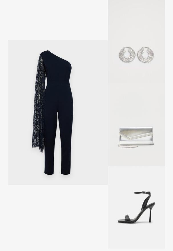 Marineblå jumpsuit med én blondelangærmet, tætsiddende overdel, lige ben-design og glat tekstur hele vejen igennem.; Sort højhælet sandal med en slank ankelrem og to forreste bånd. Lavet af glat læder med en slank spids tå og stilettohæl.; Skinnende sølv clutch taske med kuvertlåg og dekorativ kant, lille sølvkæde, på ensartet lys baggrund.; Sølvøreringe med flere klare krystaludsmykninger, med en struktureret overflade og et åbent rundt design.