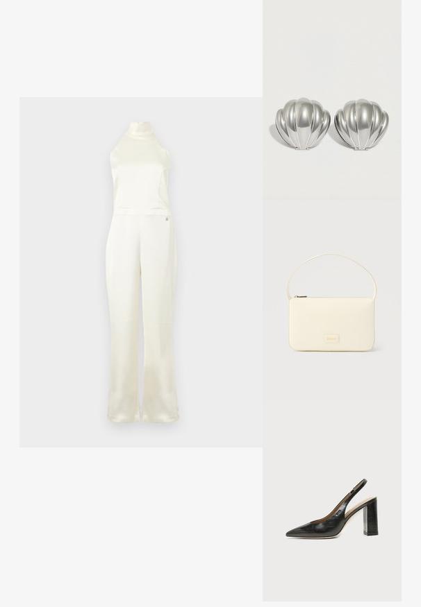 Creme satin jumpsuit med høj hals, tætsiddende buste og vidde ben. Har et lille logo-detail nær taljen. Glat struktur.; Sort læder peep-toe slingback sko med høj blokhæl og beige indvendig foring mod en ensfarvet lys baggrund.; Kremfarvet rektangulær håndtaske med en enkelt rem og lynlås øverst, med en lille præget logo-plakette foran.; To sølvfarvede kompakte spejle formet som muslingeskaller med ribbede detaljer, placeret side om side på en hvid baggrund.