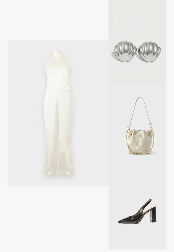 Creme satin jumpsuit med høj hals, tætsiddende buste og vidde ben. Har et lille logo-detail nær taljen. Glat struktur.; Sort læder peep-toe slingback sko med høj blokhæl og beige indvendig foring mod en ensfarvet lys baggrund.; Hvid læder bucket-taske med snørelukning, flettet kæde og læder skulderrem samt guldfarvede øjer.; To sølvfarvede kompakte spejle formet som muslingeskaller med ribbede detaljer, placeret side om side på en hvid baggrund.