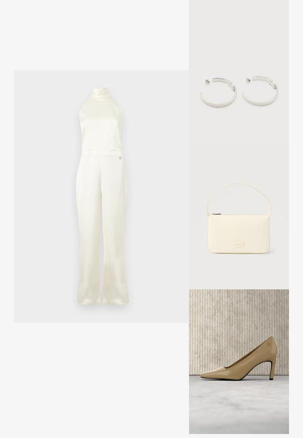 Creme satin jumpsuit med høj hals, tætsiddende buste og vidde ben. Har et lille logo-detail nær taljen. Glat struktur.; Beige høje hæle med spids tå og lille gyldent emblem, placeret opret på reflekterende overflade nær metal arkivholder.; Kremfarvet rektangulær håndtaske med en enkelt rem og lynlås øverst, med en lille præget logo-plakette foran.; Sølvfarvede halvcirkelformede creoler med riflet tekstur og trykknapslukning på hvid baggrund.
