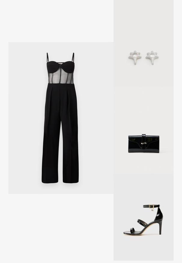 Sort jumpsuit med en tætsiddende mesh overdel med underwire kopper og vide ben. Detaljer inkluderer lynlås foran og plisseringer.; Sorte patenterede lædersandaler med tre stropper, ankelspænde og 10 cm stiletthæl. Har detaljer i guld og et logo charms.; Sort blank rektangulær pung med forreste rem og sølvfarvet metalspænde, sat mod en ensfarvet hvid baggrund.; Sølv ørestikker formet som stjerner med tekstureret overflade, med en rund, klar ædelsten i midten. Glitrende finish øger det visuelle udseende.