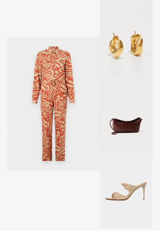 Langærmet jumpsuit med et orange og crème abstrakt mønster. Har to brystlommer, en bæltestrop i taljen og knaplukning foran. Lavet af letvægtsstof.; Beige åben tå højhælet mule-sandal med to snoede knudestrimler og en slank stilet-hæl på hvid baggrund.; Brun flettet lædertaske med en enkelt rem og buet top mod en ensfarvet hvid baggrund.; Chunky guld hoop øreringe med et let snoet, rørformet design og postsystem bagpå, på en hvid baggrund.