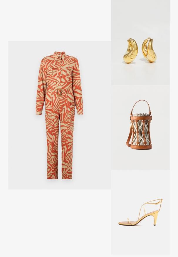 Langærmet jumpsuit med et orange og crème abstrakt mønster. Har to brystlommer, en bæltestrop i taljen og knaplukning foran. Lavet af letvægtsstof.; Guldfarvet højhælet sandal med tynde stropper og en slank ankelspænde på en lysegrå baggrund.; Lille cylindrisk beige stofpose indkapslet i et krydset tanlæderbur med matchende læderhåndtag og rem.; Guldringeøreringe med en glat, buet form og poleret overflade. Udstyret med en lukkeanordning og lette fordybninger for detaljer.