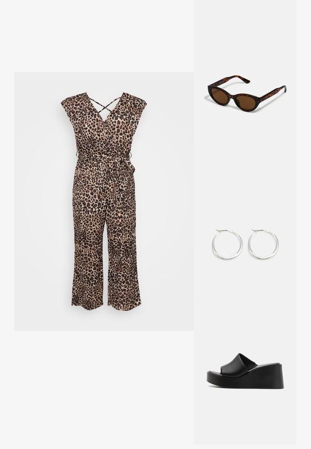 Jumpsuit met luipaardprint in lichte stof; heeft een wikkelontwerp, kapmouwen en een aansluitende taille met een strikdetail, brede flare benen.; Zwarte leren wedge slide sandalen met een glad bovenwerk en een platformhak, voorzien van een minimalistisch ontwerp en een licht gestructureerde afwerking.; Bruine schildpad zonnebril met een vintage cat-eye vorm en bruine lenzen. Heeft gebogen armen met rode accenten.; Zilveren hoop oorbellen hebben een glad, rond ontwerp met een dun profiel en een veilige sluiting. Minimalistische stijl met een gepolijste afwerking.