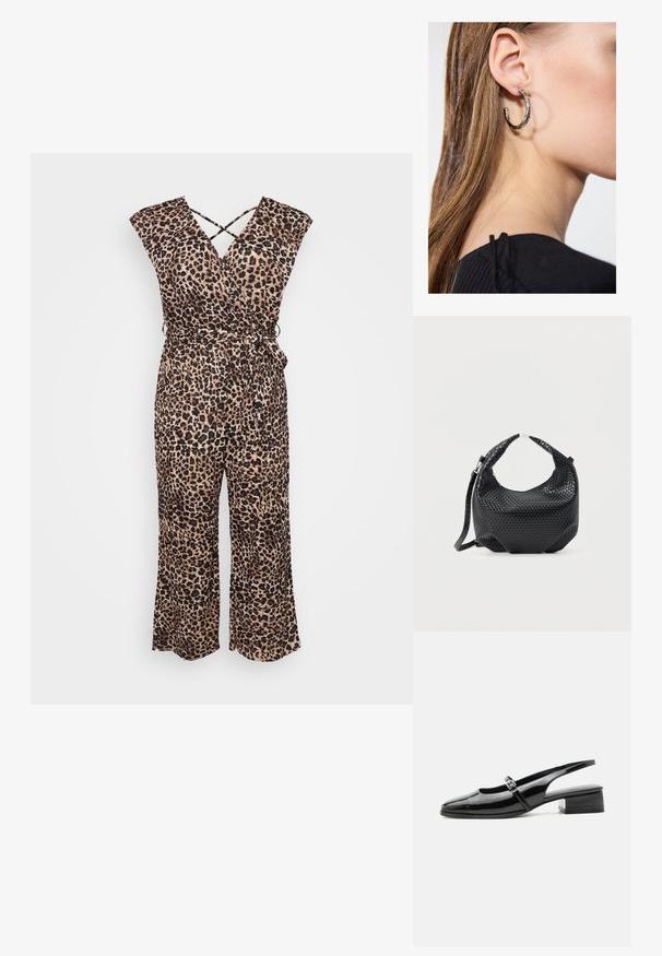 Leopardenmuster-Jumpsuit aus leichtem Material; verfügt über ein Wickeldesign, kurze Ärmel und eine taillierte Taille mit einer Bindeschleife sowie weit ausgestellten Beinen.; Schwarzer Slingback-Schuh aus Lackleder mit niedrigem Blockabsatz und dünnem Riemen mit silberner Schnalle oben.; Schwarze gewebte Lederhandtasche mit kurzem Griff und abnehmbarem Schulterriemen, präsentiert vor einem schlichten hellen Hintergrund.; Silberne Creolen mit polierter Oberfläche, die kleine goldene Akzentdetails und eine runde Form aufweisen, am Ohrläppchen getragen.