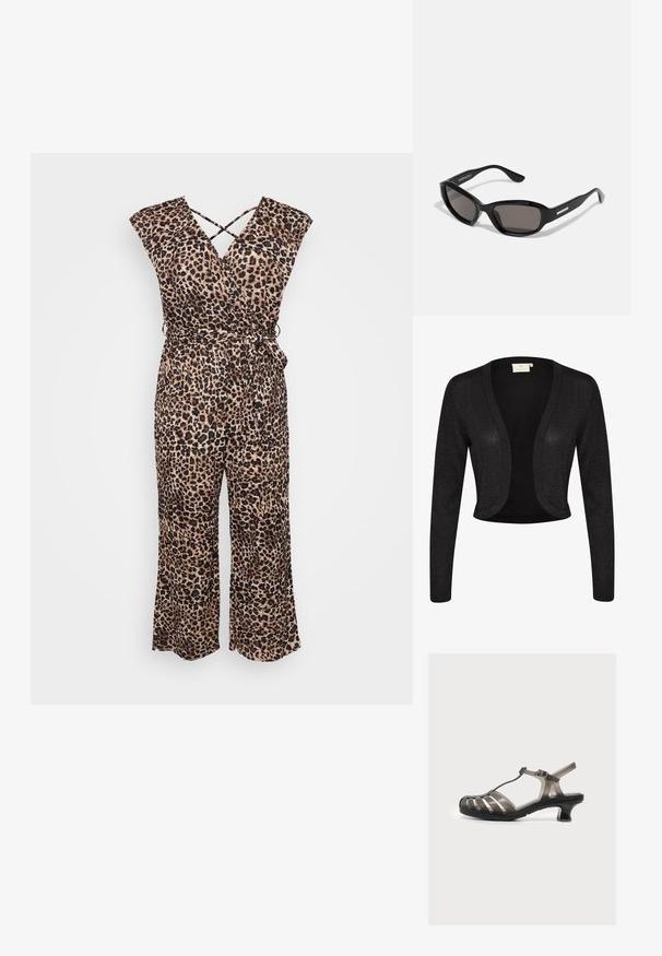 Leopardenmuster-Jumpsuit aus leichtem Material; verfügt über ein Wickeldesign, kurze Ärmel und eine taillierte Taille mit einer Bindeschleife sowie weit ausgestellten Beinen.; Schwarze, kurze Strickjacke mit langen Ärmeln, gefertigt aus einem funkelnden Strickstoff. Verfügt über einen offenen Vorderteil und abgerundete Kanten.; Schwarze transparente Riemchensandale mit niedrigem, gebogenem Absatz und Knöchelriemen mit Schnalle auf hellgrauem Hintergrund.; Schwarze Sonnenbrille mit rechteckigem Rahmen, dunklen Gläsern, glattem Kunststoffmaterial und einem metallischen Akzent am Bügel.
