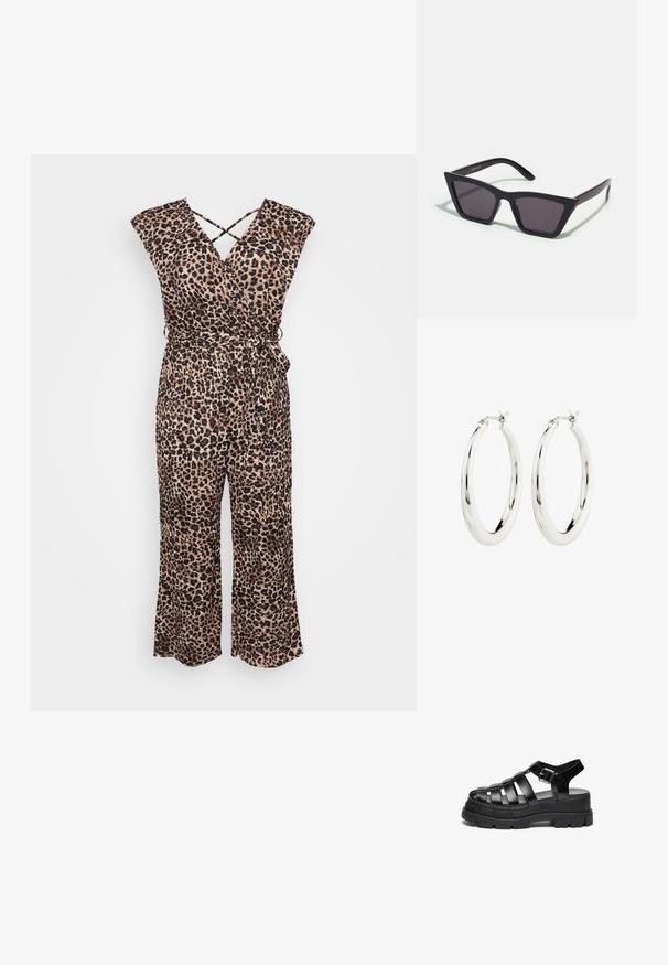Jumpsuit met luipaardprint in lichte stof; heeft een wikkelontwerp, kapmouwen en een aansluitende taille met een strikdetail, brede flare benen.; Zwarte platform sandalen met brede bandjes, gemaakt van glad materiaal. Beschikt over een stevige zool met een gestructureerd patroon en een gesp-sluiting.; Zwarte, hoekige zonnebril met grijze lenzen; gemaakt van plastic, met dikke armen met een gladde oppervlakte en zonder zichtbare hardware.; Zilveren oorbellen in de vorm van een gladde, glanzende ring. Circulaire vorm, voorzien van een veilige sluiting. Eenvoudig en elegant ontwerp.