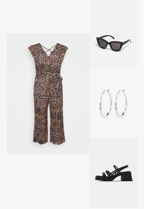 Løveprint jumpsuit i let stof; har en indviklet design, korte ærmer og en tætsiddende talje med en bindebånd, brede flagrende ben.; Sorte hælede sandaler med flere tynde stropper og en bred blokhæl. Slank design med en mat overflade. Sålens fodbed har en let kurve.; Sorte cat-eye solbriller med mat finish, der har grå tonede linser, skarpe vinkler og slanke sidearme. Mærkenavnet er synligt på den indre arm.; Sølvøreringe i form af hoops med en glat, blank finish. Cirkulær form, der har en sikker lås. Simpelt og elegant design.
