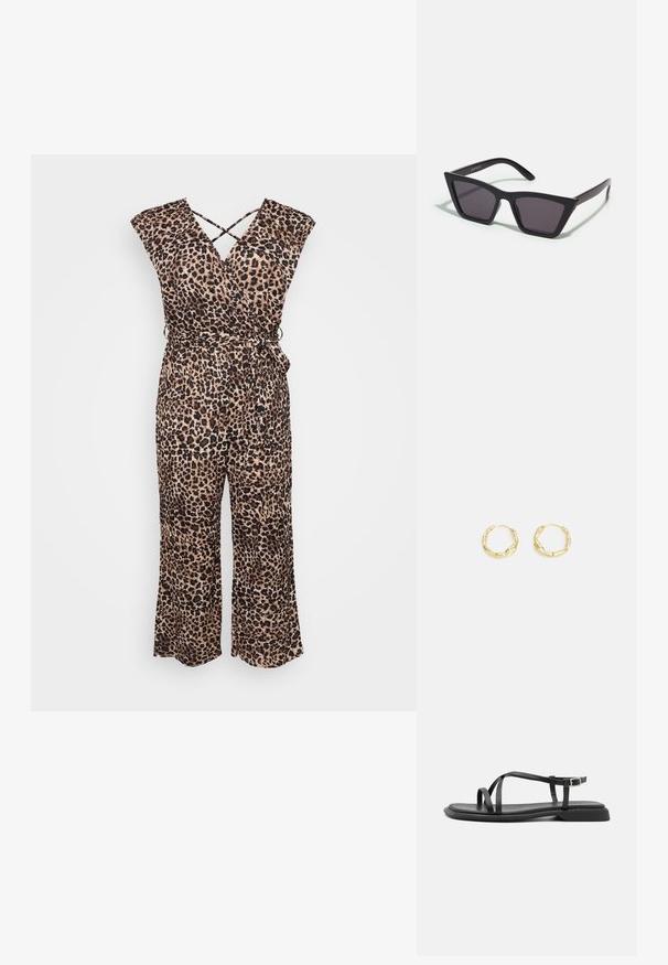Overal s leopardím vzorom vyrobený z ľahkého materiálu; obsahuje zavinovací dizajn, rukávy do polky a priliehavý pás so zaviazaním, široké rozšírené nohavice.; Čierne ploché sandále s tenkými nastaviteľnými popruhmi, obdĺžnikovým prstovým pásikom a textúrovaným matným povrchom. Majú nízky, mierne štvorcový opätok.; Čierne, ostré slnečné okuliare so sivými sklami; vyrobené z plastu, majú hrubé ramená s hladkým povrchom a bez viditeľnej mechaniky.; Zlaté kruhové náušnice s textúrovaným, nepravidelným povrchom. Majú ľahký dizajn a kruhový tvar, vhodné na každodenné nosenie.