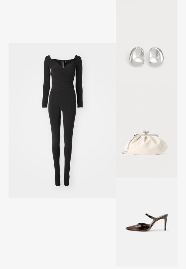 Sort langærmet jumpsuit med firkantet halsudskæring, indpakningsdesign ved kropholdet og tætsiddende ben, lavet af strækbart stof.; Skinnende mørkebrune mule med spids tå og høje hæle med en tynd rem over foden på en ensfarvet hvid baggrund.; Cremefarvet stofclutch med et rynket design, sølv metalramme, to dekorative kugler og en sølvkæde som rem.; Sølv ørestikker med et glat, afrundet design, der har en reflekterende overflade og bløde kurver, hvilket giver et organiskt, stenlignende udseende.