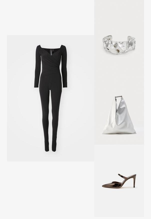 Sort langærmet jumpsuit med firkantet halsudskæring, indpakningsdesign ved kropholdet og tætsiddende ben, lavet af strækbart stof.; Skinnende mørkebrune mule med spids tå og høje hæle med en tynd rem over foden på en ensfarvet hvid baggrund.; Stor sølvfarvet shopper-taske med trekantet form og blød lædertekstur, stående oprejst med top-håndtag synligt mod en ensfarvet baggrund.; Sølv armbånd med manchet, der har en forvrænget, uregelmæssig overflade med glans og teksturvariationer. Åbne ender med poleret finish.