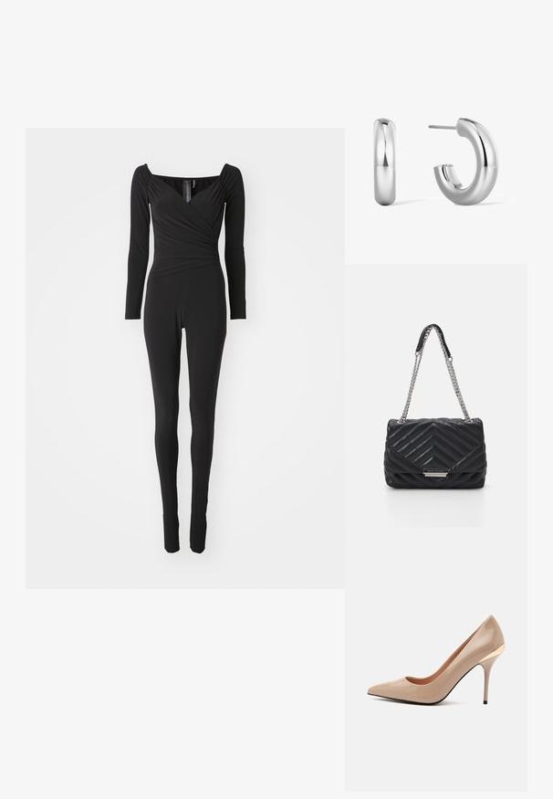 Musthave musta pikkade varrukatega jumpsuit, millel on ruudukujuline kaelus, kehas kokkuvolditud disain ja ja kitsa säärega, valmistatud venivast kangast.; Läikiv beež kõrge kontsaga king koos terava varbaosaga ja kitsaste kontsadega, väikese kuldse aktsendiga kontsu lähedal, helehallil ühtlasel taustal.; Mustmusterniga mustri, millel on hõbedane ketiga rihm ja nahkaktsent, ristkülikukujuline kuju ja logo detail ees.; Siledad, paksud hõbedased rõngaskõrvarõngad, millel on läikiv, poleeritud viimistlus; üks näitab esikülge ja teine kinnitust takjanööri abil.