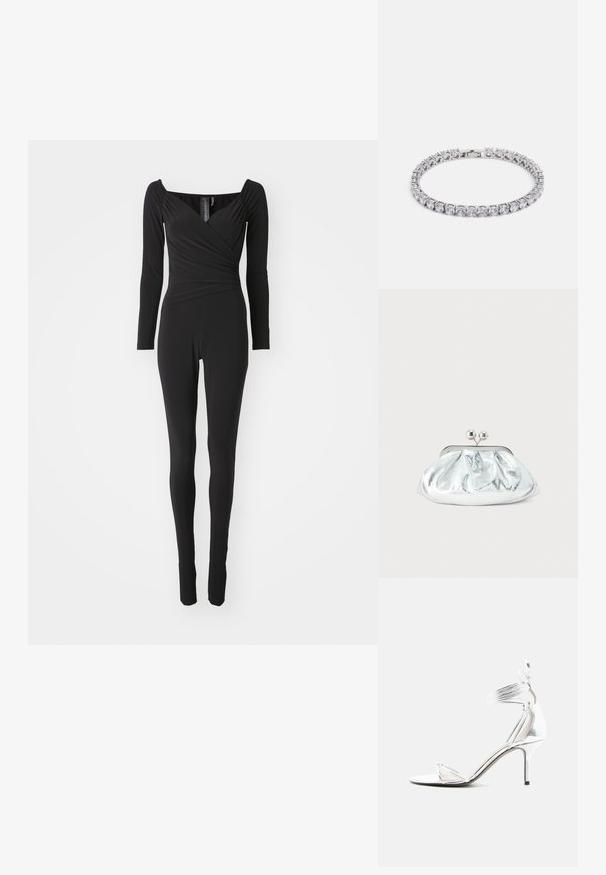 Musthave musta pikkade varrukatega jumpsuit, millel on ruudukujuline kaelus, kehas kokkuvolditud disain ja ja kitsa säärega, valmistatud venivast kangast.; Hõbedane kõrge kontsaga sandaal õhukeste rihmade, pahklu ümbermähise ja peene kontsaga sirgel valgel taustal.; Väike hõbedane metallist õlalõikaja ümarate, volditud detailidega ja sulguriga, millel on kaks hõbedast palli.; Hõbedane käevõru, millel on mitmed selged, ümmargused ja ruudukujulised kristallid, mis on paigutatud sümmeetrilisse mustrisse ning millel on põhipaneel.