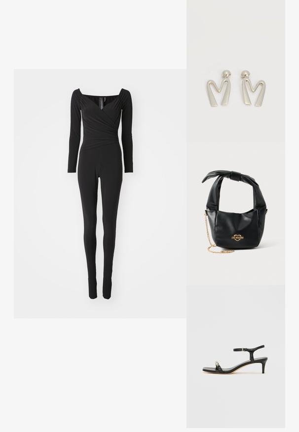 Zwarte jumpsuit met lange mouwen, een vierkante halslijn, een wikkelontwerp bij het lijfje en aansluitende pijpen, gemaakt van rekbaar materiaal.; Zwarte leren sandaal met hak, enkelbandje, open neus, vierkante voorkant en zilverkleurige accenten. Gesloten ontwerp met een slank profiel.; Zwarte zachte leren Love Moschino handtas met geknoopt handvat en gouden kettingriem op een witte achtergrond.; Paar zilverkleurige metalen oorbellen in de vorm van een hoekige letter M met afgeronde stekers op een witte achtergrond.