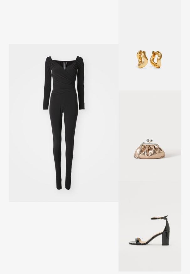 Schwarzer, langärmeliger Jumpsuit mit quadratischem Ausschnitt, Wickeldesign am Oberteil und enganliegenden Beinen, gefertigt aus dehnbarem Stoff.; Schwarze Lackleder-Sandalette mit hohem Absatz, Knöchelriemen und goldener Schnalle, offenem Zehenbereich und Blockabsatz auf weißem Hintergrund.; Kleine goldene Metallic-Clutch mit silbernem Verschluss und Kettengurt auf einfachem hellem Hintergrund.; Goldfarbene Creolen mit wellenförmigem Design, das eine glatte, glänzende Oberfläche und eine stromlinienförmige Form aufweist. Keine sichtbaren Verschlüsse.