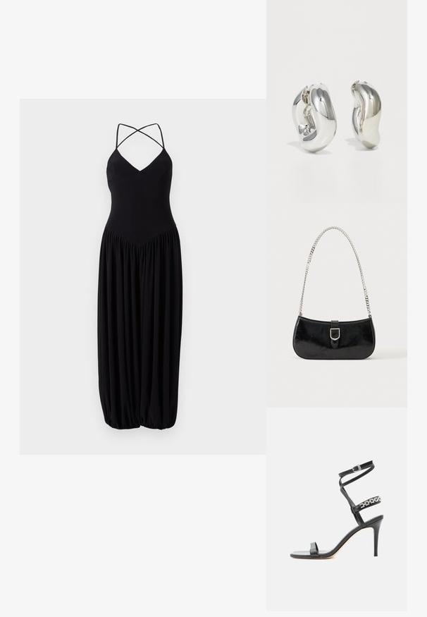 Schwarzes ärmelloses Kleid mit V-Ausschnitt, ausgestattet mit überkreuzten Trägern und einem gerafften, ballonförmigen Rock. Hergestellt aus weichem, leichtem Stoff.; Schwarze Sandalette mit hohem Absatz, schlankem Knöchelriemen, Mittelriemen verziert mit silbernen Kettengliedern und offenem Zehendesign.; Schwarze Schultertasche aus Lackleder mit silberner Schnalle und silbernem Kettenriemen, auf hellem einfarbigen Hintergrund präsentiert.; Silberne skulpturale Ohrringe mit glatten, geschwungenen Formen und reflektierenden Oberflächen. Sie verfügen über ein geschlossenes Ringdesign und eine ausgeprägte organische Form.