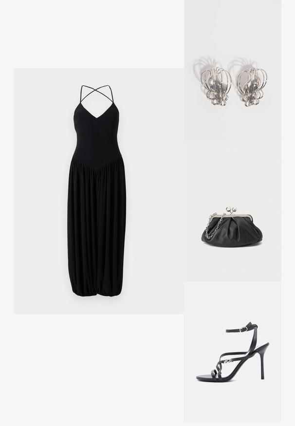 Zwarte mouwloze jurk met een V-hals, voorzien van kruislings banden en een gegatherde, ballonstijl rok. Gemaakt van zachte, lichte stof.; Zwarte high-heeled sandaal met dunne bandjes, enkelgesp en een metalen logodetail aan het zijbandje, afgebeeld tegen een witte achtergrond.; Zwarte leren clutch met geplooide textuur, zilverkleurig metalen frame, drukknopsluiting en kettingriem. Glad, zacht oppervlak.; Een paar zilveren metalen oorbellen met een open draadkooi-ontwerp en gladde centrale ovale vormen die gebogen schaduwen werpen op een witte achtergrond.