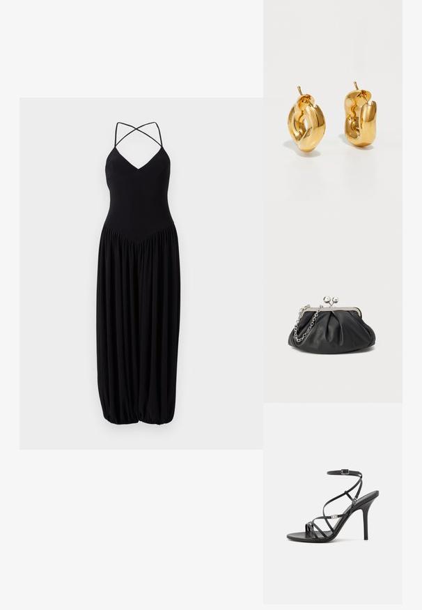 Schwarzes ärmelloses Kleid mit V-Ausschnitt, ausgestattet mit überkreuzten Trägern und einem gerafften, ballonförmigen Rock. Hergestellt aus weichem, leichtem Stoff.; Schwarze High-Heel-Sandale mit dünnen Riemen, einem Knöchelverschluss, einer glatten Lederoberfläche und einem schlanken Stiletto-Absatz.; Schwarze Leder-Clutch mit geraffter Textur, silberfarbener Metallrahmen, Druckverschluss und Kettenriemen. Glatte, weiche Oberfläche.; Fette goldene Creolen mit einem leicht verdrehten, röhrenförmigen Design und Steckverschlüssen auf einem weißen Hintergrund.