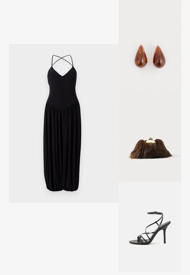 Schwarzes ärmelloses Kleid mit V-Ausschnitt, ausgestattet mit überkreuzten Trägern und einem gerafften, ballonförmigen Rock. Hergestellt aus weichem, leichtem Stoff.; Schwarze High-Heel-Sandale mit dünnen Riemen, einem Knöchelverschluss, einer glatten Lederoberfläche und einem schlanken Stiletto-Absatz.; Braune Clutch aus Kunstfell mit goldfarbenem Verschluss und Kettenriemen. Weiche Textur, dreieckige Form und leicht flauschiges Aussehen.; Ein Paar glänzende braune, tröpfchenförmige Ohrringe mit dezent dunkleren Mustern auf einem weißen Hintergrund.
