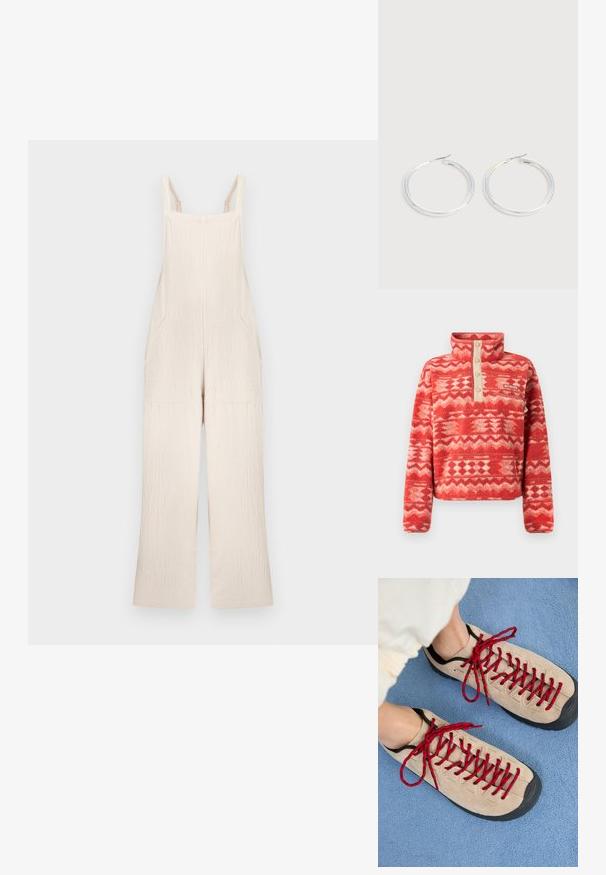 Salopette en tissu texturé couleur crème avec jambes larges, poches avant et bretelles réglables sur fond uni.; Pull polaire rouge avec un col haut, présentant un motif géométrique en nuances de rouge et crème, rehaussé par une patte de boutonnage beige et une poche.; Des chaussures beiges avec des lacets rouges, posées sur une surface bleue texturée, révèlent partiellement la cheville d'une personne. Les chaussures ont un design sportif.; Paire de boucles d'oreilles créoles argentées brillantes avec fermoirs en fil fin, présentée sur un fond gris clair.