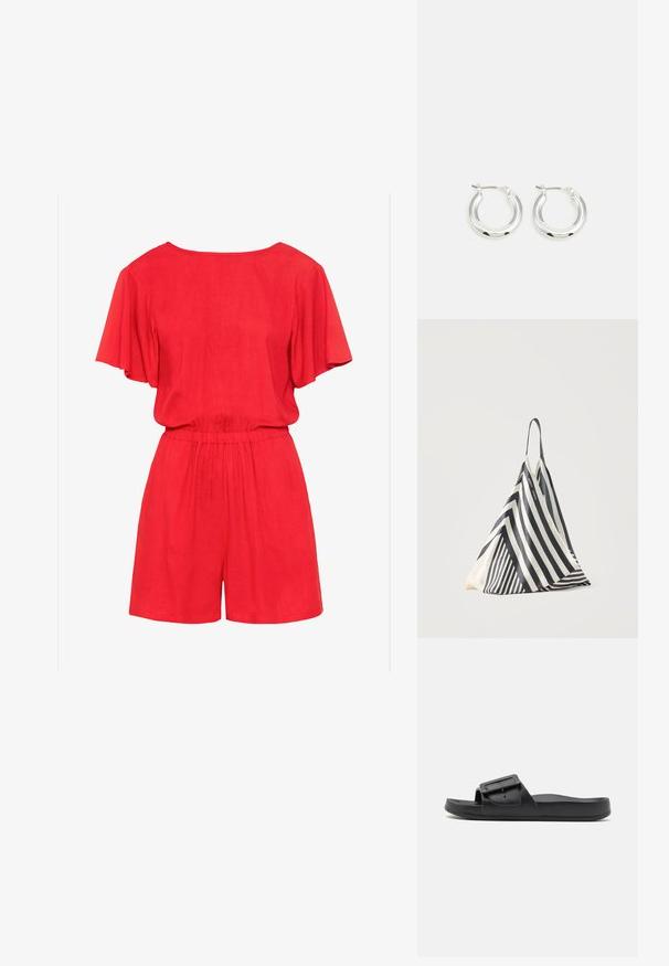Mono corto rojo de manga corta con escote redondeado, cintura ceñida y tela fluida. Presenta un ajuste relajado y diseño de pantalones cortos.; Chancla negra con una correa ancha, hebilla ajustable, suela plana y textura mate suave. Diseño simple sin patrones adicionales.; Bolsa triangular de tela a rayas blancas y negras con una sola correa para el hombro, colocada verticalmente sobre un fondo claro y simple.; Pendientes de aro de plata con un acabado pulido, que presentan una forma circular y un cierre de gancho. Textura suave con detalles mínimos.