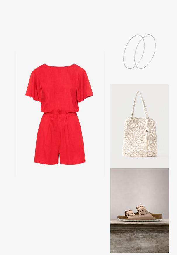 Mono corto rojo de manga corta con escote redondeado, cintura ceñida y tela fluida. Presenta un ajuste relajado y diseño de pantalones cortos.; Sandalias deslizantes en oro rosa con dos hebillas metálicas ajustables, plantilla de corcho y suela de goma blanca. Acabado metálico suave, diseño de punta abierta.; Bolsa tote de algodón blanco tejido con asas trenzadas y un adorno colgante de flecos con detalle de cuenta de madera.; Pendientes de aro plateados con un diseño minimalista. Forma circular, textura suave y perfil delgado. Livianos con un acabado pulido.
