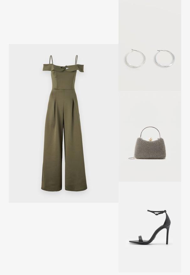 Combinaison vert olive à épaules dénudées avec fines bretelles, corsage ajusté et pantalons à jambes larges. Comprend des plis et une fermeture à nouer dans le dos.; Sandales noires à talons hauts avec un orteil ouvert, des fines lanières et une boucle à la cheville. Texture en cuir lisse avec un design de forme pointue.; Petit sac à main avec motif à carreaux argenté, poignée incurvée, grande fermeture à perle et une fine bandoulière en chaîne argentée sur un fond uni.; Boucles d’oreilles créoles en métal argenté avec une surface lisse légèrement incurvée et des fermoirs à clapet sur un fond blanc uni.