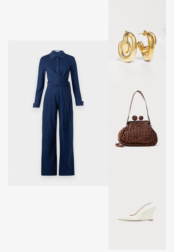 Marineblå jumpsuit i blødt stof med lange ærmer, krave, knaplukning foran og et slå-om design med bånd i taljen.; Hvid patentlæder kilehælssandalette med spids tå og justerbar spænde rem på ensfarvet baggrund.; Brun flettet læderhåndtaske med en enkelt strop og to store runde trælukninger på toppen.; Charlotte Chesnais BO INITIAL BLOW - Øreringe - gold-coloured